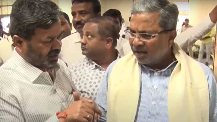 ಆಡಳಿತ ಪಕ್ಷದ ಶಾಸಕ ಸ್ಥಿತಿಯೇ ಹೀಗಾದರೆ ಉಳಿದವರ ಗತಿಯೇನು ಅಂತ ಸಿದ್ದರಾಮಯ್ಯ ರೇಣುಕಾಚಾರ್ಯರನ್ನು ಪ್ರಶ್ನಿಸಿದರು ಆಡಳಿತ ಪಕ್ಷದ ಶಾಸಕ ಸ್ಥಿತಿಯೇ ಹೀಗಾದರೆ ಉಳಿದವರ ಗತಿಯೇನು ಅಂತ ಸಿದ್ದರಾಮಯ್ಯ ರೇಣುಕಾಚಾರ್ಯರನ್ನು ಪ್ರಶ್ನಿಸಿದರು