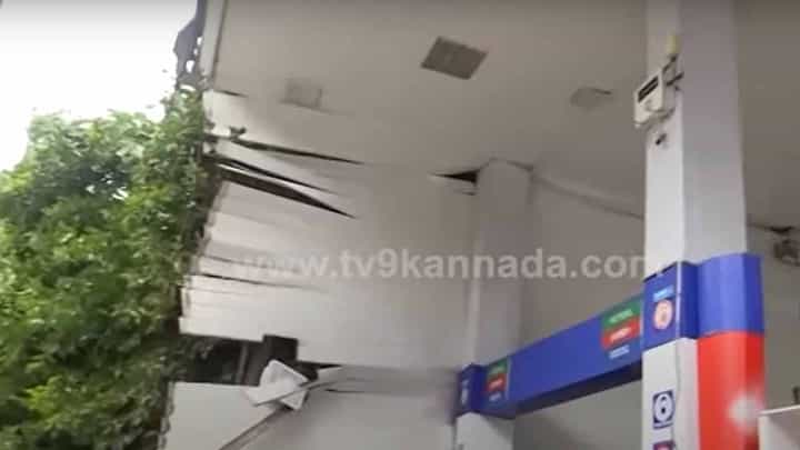 ಮಾಂಡೋಸ್ ಚಂಡಮಾರುತ ಅಬ್ಬರಕ್ಕೆ ತಮಿಳುನಾಡು ತತ್ತರ, ಚೆನೈಯಲ್ಲಿ ಬೃಹತ್ ಮರವುರುಳಿ ಪೆಟ್ರೋಲ್ ಬಂಕ್ ಛಿದ್ರ! ಮಾಂಡೋಸ್ ಚಂಡಮಾರುತ ಅಬ್ಬರಕ್ಕೆ ತಮಿಳುನಾಡು ತತ್ತರ, ಚೆನೈಯಲ್ಲಿ ಬೃಹತ್ ಮರವುರುಳಿ ಪೆಟ್ರೋಲ್ ಬಂಕ್ ಛಿದ್ರ!