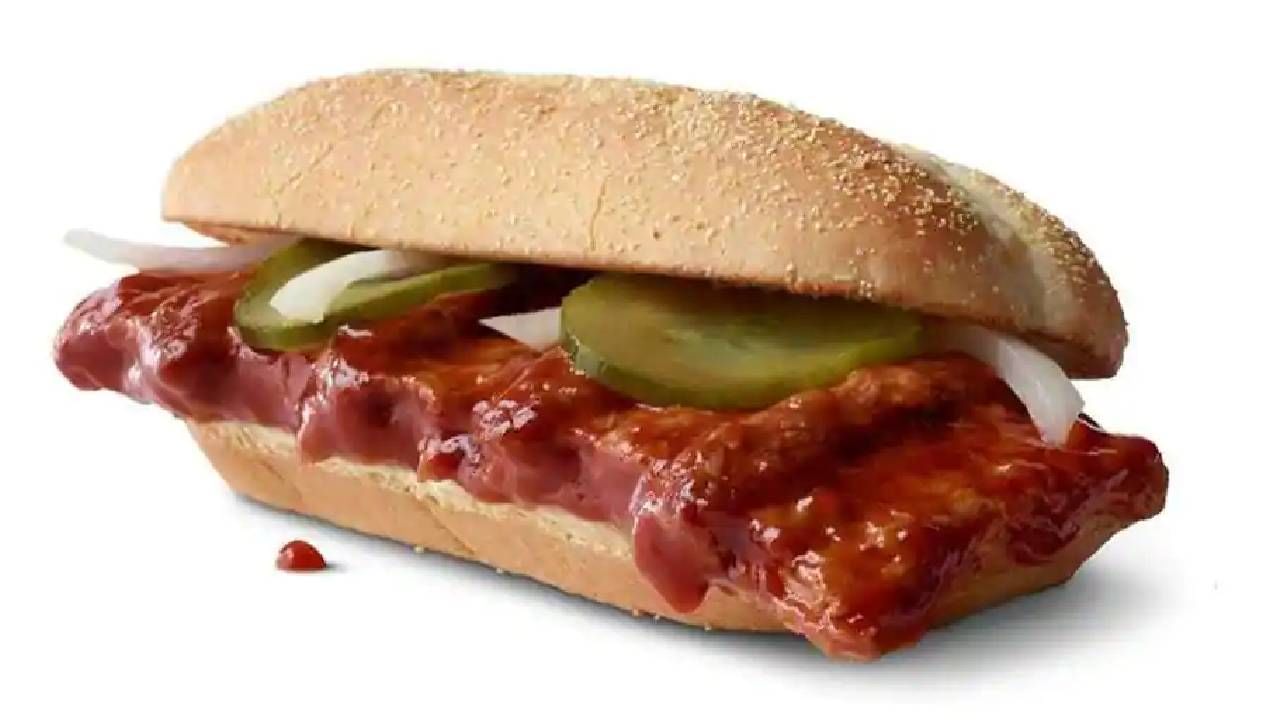 ಮೆಕ್ಡೊನಾಲ್ಡ್ಸ್ ಮ್ಯಾಕ್ರಿಬ್(McDonald’s McRib): ಇನ್ನೂ ಮುಂದೆ ಅಂದರೆ 2023 ನಂತರ ಅಮೇರಿಕಾದ ಯಾವುದೇ ಪುಡ್ ಶಾಪ್​ಗಳಲ್ಲಿ ಮೆಕ್ಡೊನಾಲ್ಡ್ಸ್ ಮ್ಯಾಕ್ರಿಬ್ ಲಭ್ಯವಿರುವುದಿಲ್ಲ. ಯಾಕೆಂದರೆ ಈ ಸ್ಯಾಂಡ್‌ವಿಚ್​ಗಳಲ್ಲಿ ಹಂದಿಯ ಭುಜದ ಮಾಂಸದಿಂದ ಕೂಡಿದೆ ಎಂದು ಮೆಕ್‌ಡೊನಾಲ್ಡ್ಸ್ ಹೇಳಿಕೊಂಡಿತ್ತು. ಆದರೆ ಚಿಕಾಗೋ ನಿಯತಕಾಲಿಕೆಯು ವಾಸ್ತವವಾಗಿ ಹೃದಯ, ಹೊಟ್ಟೆಯ ಮಾಂಸವನ್ನು ಒಳಗೊಂಡಿದೆ ಎಂದು ಬಹಿರಂಗಪಡಿಸಿತು.