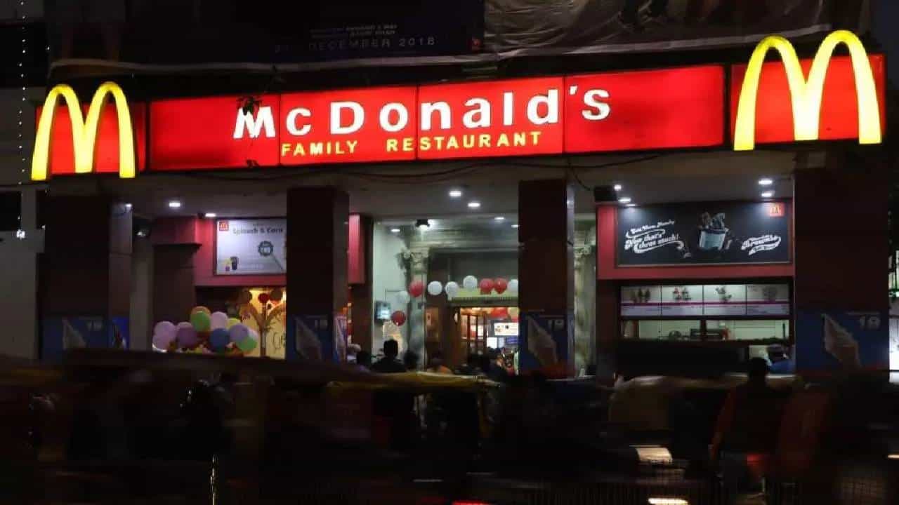 McDonald's: ಭಾರತದಲ್ಲಿ 5,000 ಸಿಬ್ಬಂದಿ ನೇಮಕಾತಿ ಮಾಡಲಿದೆ ಮೆಕ್ಡೊನಾಲ್ಡ್ಸ್ McDonald's: ಭಾರತದಲ್ಲಿ 5,000 ಸಿಬ್ಬಂದಿ ನೇಮಕಾತಿ ಮಾಡಲಿದೆ ಮೆಕ್ಡೊನಾಲ್ಡ್ಸ್