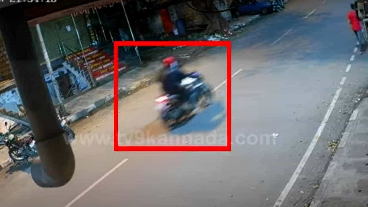 ಬೆಂಗಳೂರು: ಕುಖ್ಯಾತ ಮೊಬೈಲ್ ಫೋನ್ ಕಳ್ಳರ ಬಂಧನ, ಪೊಲೀಸ್ ವಶಕ್ಕೆ ರೂ. 30 ಲಕ್ಷ ಮೌಲ್ಯದ ಫೋನ್ಗಳು! ಬೆಂಗಳೂರು: ಕುಖ್ಯಾತ ಮೊಬೈಲ್ ಫೋನ್ ಕಳ್ಳರ ಬಂಧನ, ಪೊಲೀಸ್ ವಶಕ್ಕೆ ರೂ. 30 ಲಕ್ಷ ಮೌಲ್ಯದ ಫೋನ್ಗಳು!