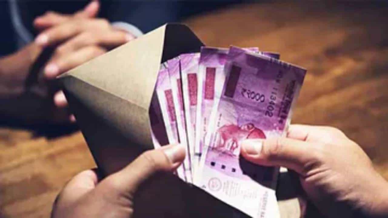 Gift Tax: ಸಂಗಾತಿಗೆ ಉಡುಗೊರೆ ನೀಡಿದ ಹಣಕ್ಕೂ ತೆರಿಗೆ ಪಾವತಿಸಬೇಕೇ? ಇಲ್ಲಿದೆ ತಜ್ಞರ ಉತ್ತರ Gift Tax: ಸಂಗಾತಿಗೆ ಉಡುಗೊರೆ ನೀಡಿದ ಹಣಕ್ಕೂ ತೆರಿಗೆ ಪಾವತಿಸಬೇಕೇ? ಇಲ್ಲಿದೆ ತಜ್ಞರ ಉತ್ತರ