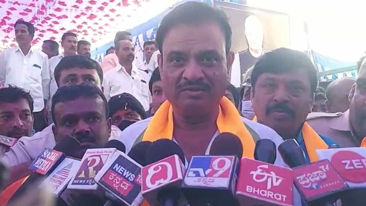 ದಾಖಲೆ ಒದಗಿಸದಿದ್ದರೇ ಮುಂದಿನ ದಿನಗಳಲ್ಲಿ ಇನ್ನೂ ಕಷ್ಟವಾಗುತ್ತೆ: ಗುತ್ತಿಗೆದಾರರ ಸಂಘದ ಅಧ್ಯಕ್ಷ ಕೆಂಪಣ್ಣಗೆ ಎಚ್ಚರಿಕೆ ಕೊಟ್ಟ ಮುನಿರತ್ನ ದಾಖಲೆ ಒದಗಿಸದಿದ್ದರೇ ಮುಂದಿನ ದಿನಗಳಲ್ಲಿ ಇನ್ನೂ ಕಷ್ಟವಾಗುತ್ತೆ: ಗುತ್ತಿಗೆದಾರರ ಸಂಘದ ಅಧ್ಯಕ್ಷ ಕೆಂಪಣ್ಣಗೆ ಎಚ್ಚರಿಕೆ ಕೊಟ್ಟ ಮುನಿರತ್ನ