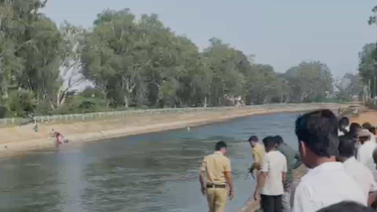 ಹೊಸಪೇಟೆ: ಕಾಲುವೆಯಲ್ಲಿ ಈಜಲು ಹೋಗಿದ್ದ 6 ವಿದ್ಯಾರ್ಥಿಗಳ ಪೈಕಿ ಮೂವರು ನೀರುಪಾಲು ಹೊಸಪೇಟೆ: ಕಾಲುವೆಯಲ್ಲಿ ಈಜಲು ಹೋಗಿದ್ದ 6 ವಿದ್ಯಾರ್ಥಿಗಳ ಪೈಕಿ ಮೂವರು ನೀರುಪಾಲು