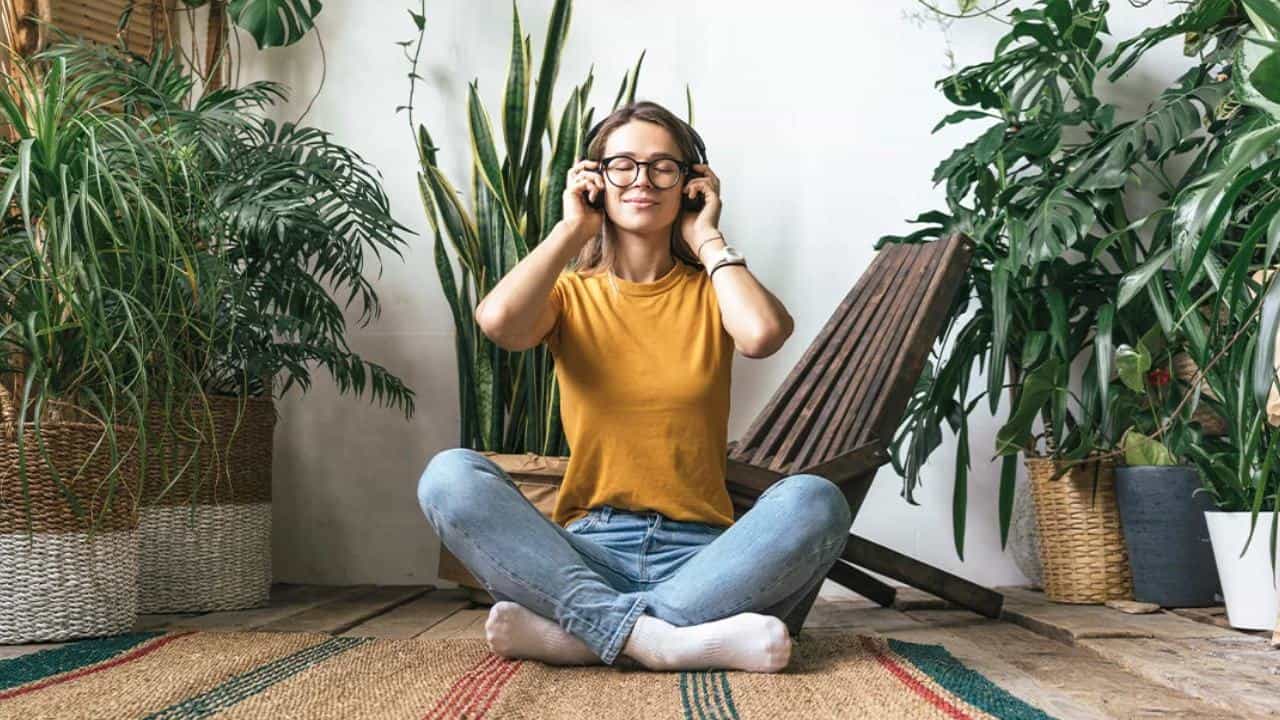 Benefits of Sitting on Floor: ನೆಲದ ಮೇಲೆ ಕುಳಿತುಕೊಳ್ಳುವುದರಿಂದ ಇಷ್ಟೆಲ್ಲಾ ಲಾಭಗಳು Benefits of Sitting on Floor: ನೆಲದ ಮೇಲೆ ಕುಳಿತುಕೊಳ್ಳುವುದರಿಂದ ಇಷ್ಟೆಲ್ಲಾ ಲಾಭಗಳು