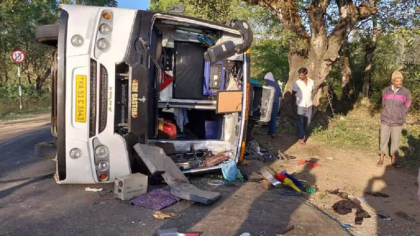 ರಾಮನಗರದಿಂದ ಶಾಲಾ ಪ್ರವಾಸಕ್ಕೆ ತೆರಳಿದ್ದ ಬಸ್ ಹಾಸನದಲ್ಲಿ ಪಲ್ಟಿ; 7 ಜನರಿಗೆ ಗಂಭೀರ ಗಾಯ