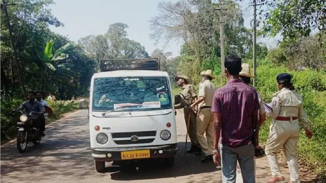 ಮಹಾರಾಷ್ಟ್ರ-ಕರ್ನಾಟಕ ಗಡಿ ವಿವಾದ: ಬೆಳಗಾವಿ ಜಿಲ್ಲೆಯಲ್ಲಿ ಬಿಗಿ ಪೊಲೀಸ್ ಭದ್ರತೆ ಮಹಾರಾಷ್ಟ್ರ-ಕರ್ನಾಟಕ ಗಡಿ ವಿವಾದ: ಬೆಳಗಾವಿ ಜಿಲ್ಲೆಯಲ್ಲಿ ಬಿಗಿ ಪೊಲೀಸ್ ಭದ್ರತೆ