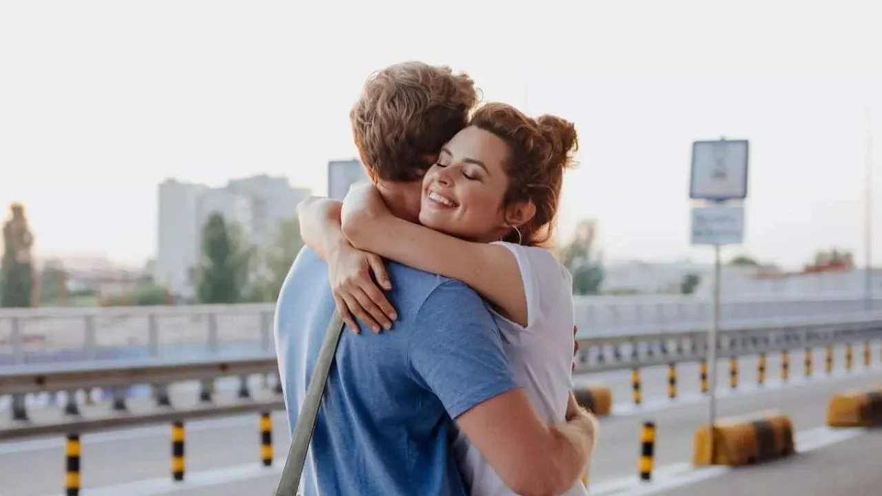 Hugging Benefits: ಪ್ರೀತಿಯ ಒಂದು ಅಪ್ಪುಗೆಯಲ್ಲಿ ನೀವು ಊಹಿಸಲು ಸಾಧ್ಯವಾಗದಷ್ಟು ಪ್ರಯೋಜನಗಳಿವೆ Hugging Benefits: ಪ್ರೀತಿಯ ಒಂದು ಅಪ್ಪುಗೆಯಲ್ಲಿ ನೀವು ಊಹಿಸಲು ಸಾಧ್ಯವಾಗದಷ್ಟು ಪ್ರಯೋಜನಗಳಿವೆ