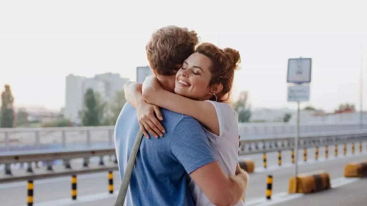 Hugging Benefits: ಪ್ರೀತಿಯ ಒಂದು ಅಪ್ಪುಗೆಯಲ್ಲಿ ನೀವು ಊಹಿಸಲು ಸಾಧ್ಯವಾಗದಷ್ಟು ಪ್ರಯೋಜನಗಳಿವೆ Hugging Benefits: ಪ್ರೀತಿಯ ಒಂದು ಅಪ್ಪುಗೆಯಲ್ಲಿ ನೀವು ಊಹಿಸಲು ಸಾಧ್ಯವಾಗದಷ್ಟು ಪ್ರಯೋಜನಗಳಿವೆ