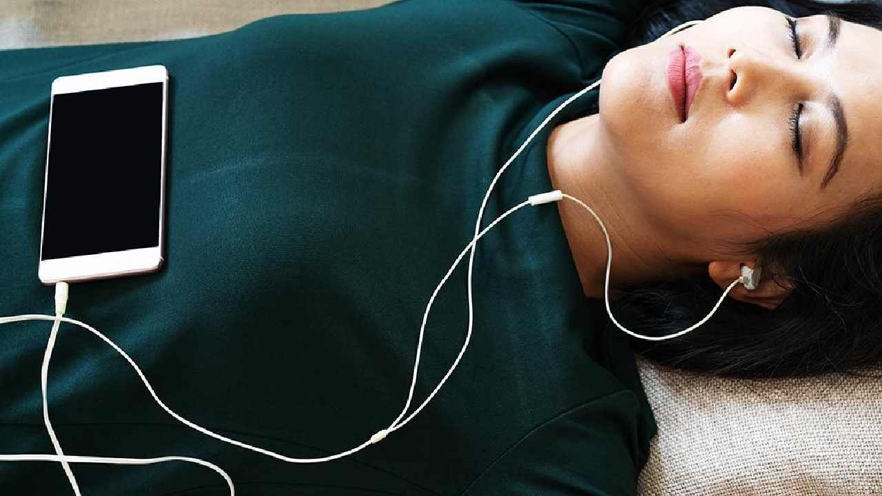 Music While Sleeping: ಇಯರ್ಫೋನ್ನಲ್ಲಿ ಹಾಡುಗಳನ್ನು ಕೇಳುತ್ತಾ ಮಲಗುವ ಅಭ್ಯಾಸ ನಿಮಗೂ ಇದೆಯೇ? ಹಾಗಾದ್ರೆ ಒಮ್ಮೆ ಈ ಸುದ್ದಿ ಓದಲೇಬೇಕು Music While Sleeping: ಇಯರ್ಫೋನ್ನಲ್ಲಿ ಹಾಡುಗಳನ್ನು ಕೇಳುತ್ತಾ ಮಲಗುವ ಅಭ್ಯಾಸ ನಿಮಗೂ ಇದೆಯೇ? ಹಾಗಾದ್ರೆ ಒಮ್ಮೆ ಈ ಸುದ್ದಿ ಓದಲೇಬೇಕು