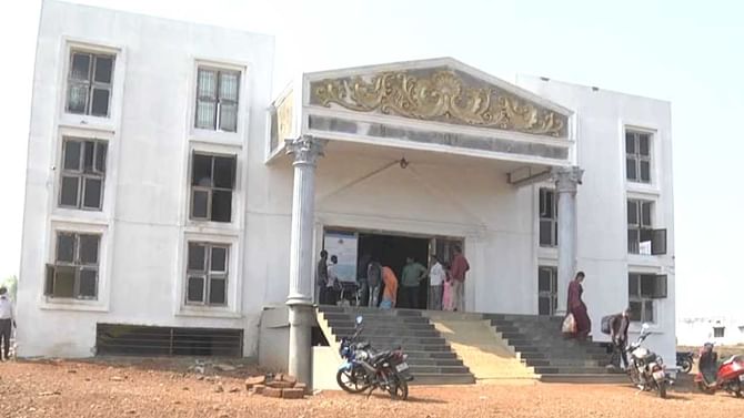 ಬೀದರ್: ಸ್ವಂತ ಕಟ್ಟಡವಿಲ್ಲದೆ ಕಲ್ಯಾಣ ಮಂಟಪದಲ್ಲಿ ನಡೆಸುತ್ತಿರುವ ಹಾಸ್ಟೆಲ್; ಇಲ್ಲೂ ಸೌಲಭ್ಯಗಳ ಕೊರತೆ ಬೀದರ್: ಸ್ವಂತ ಕಟ್ಟಡವಿಲ್ಲದೆ ಕಲ್ಯಾಣ ಮಂಟಪದಲ್ಲಿ ನಡೆಸುತ್ತಿರುವ ಹಾಸ್ಟೆಲ್; ಇಲ್ಲೂ ಸೌಲಭ್ಯಗಳ ಕೊರತೆ