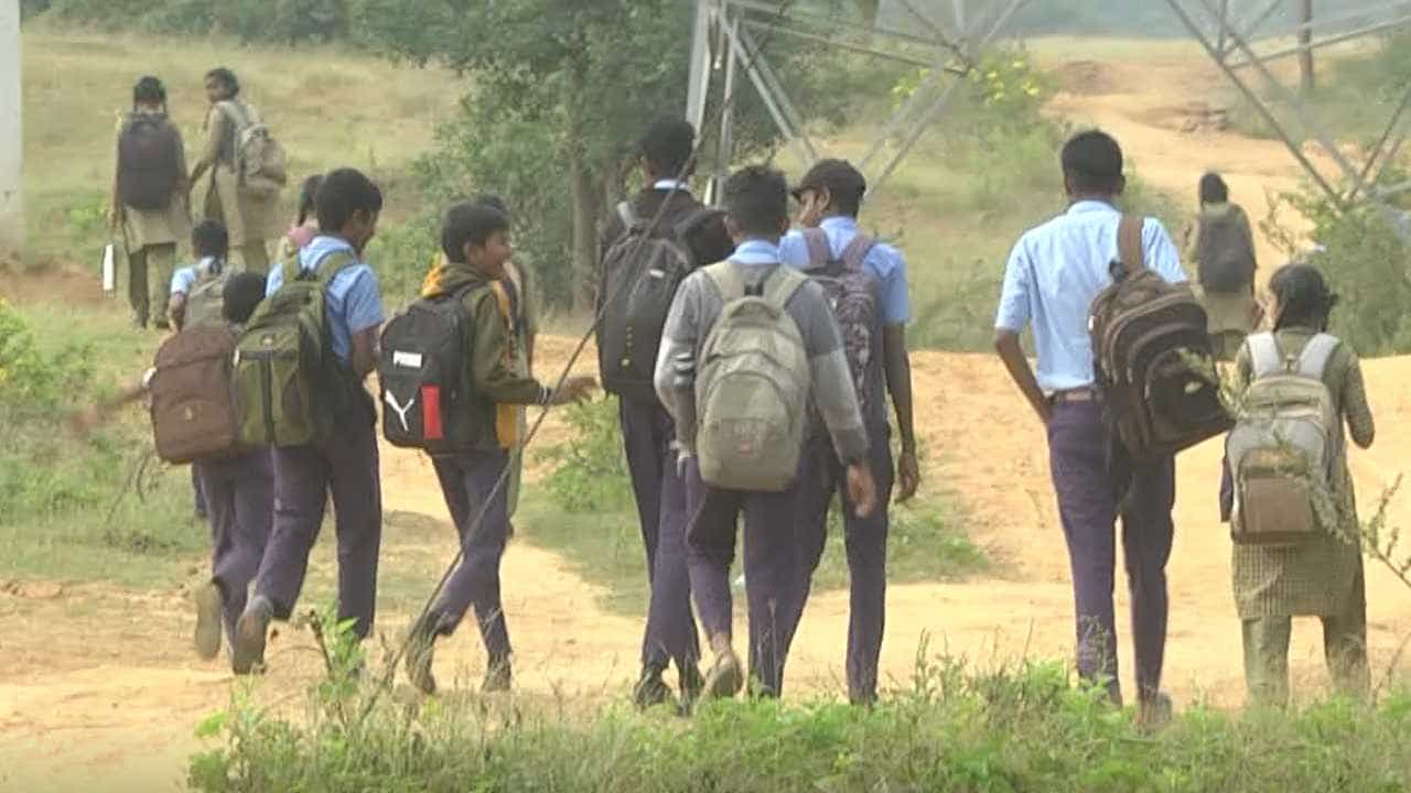 ಚಾಮರಾಜನಗರ: ರಸ್ತೆ, ಬಸ್ ಸಮಸ್ಯೆ ನಡುವೆ ಶಾಲೆಗೆ ಹೋಗಲು ಮಕ್ಕಳಿಗೆ ಚಿರತೆ ಭಯ ಚಾಮರಾಜನಗರ: ರಸ್ತೆ, ಬಸ್ ಸಮಸ್ಯೆ ನಡುವೆ ಶಾಲೆಗೆ ಹೋಗಲು ಮಕ್ಕಳಿಗೆ ಚಿರತೆ ಭಯ