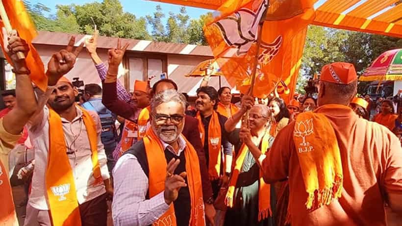 Gujarat Election Results 2022: ಗುಜರಾತ್ನಲ್ಲಿ ಭಾರೀ ಗೆಲುವಿನ ಮೂಲಕ 1985ರ ಕಾಂಗ್ರೆಸ್ನ ದಾಖಲೆ ಮುರಿಯಲು ಬಿಜೆಪಿ ಸಿದ್ಧತೆ; ಕಾರ್ಯಕರ್ತರ ಸಂಭ್ರಮಾಚರಣೆ