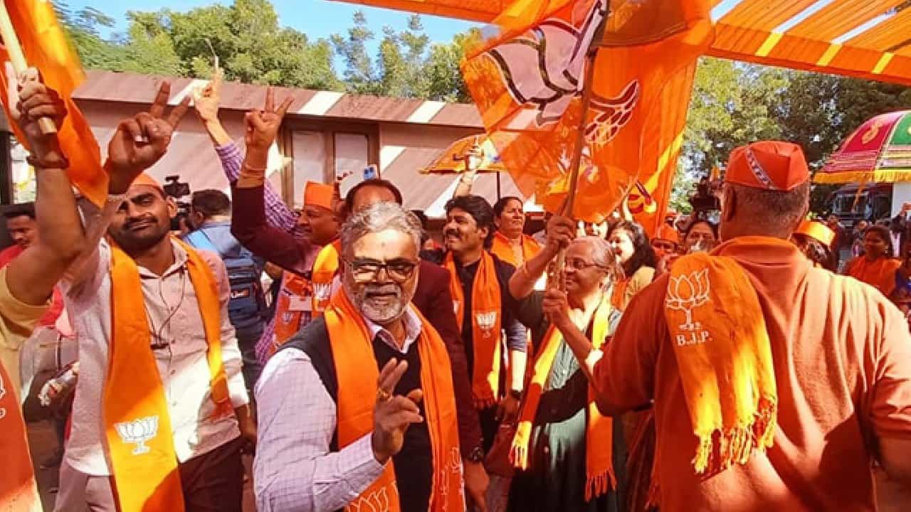 Gujarat Election Results 2022: ಗುಜರಾತ್ನಲ್ಲಿ ಭಾರೀ ಗೆಲುವಿನ ಮೂಲಕ 1985ರ ಕಾಂಗ್ರೆಸ್ನ ದಾಖಲೆ ಮುರಿಯಲು ಬಿಜೆಪಿ ಸಿದ್ಧತೆ; ಕಾರ್ಯಕರ್ತರ ಸಂಭ್ರಮಾಚರಣೆ Gujarat Election Results 2022: ಗುಜರಾತ್ನಲ್ಲಿ ಭಾರೀ ಗೆಲುವಿನ ಮೂಲಕ 1985ರ ಕಾಂಗ್ರೆಸ್ನ ದಾಖಲೆ ಮುರಿಯಲು ಬಿಜೆಪಿ ಸಿದ್ಧತೆ; ಕಾರ್ಯಕರ್ತರ ಸಂಭ್ರಮಾಚರಣೆ