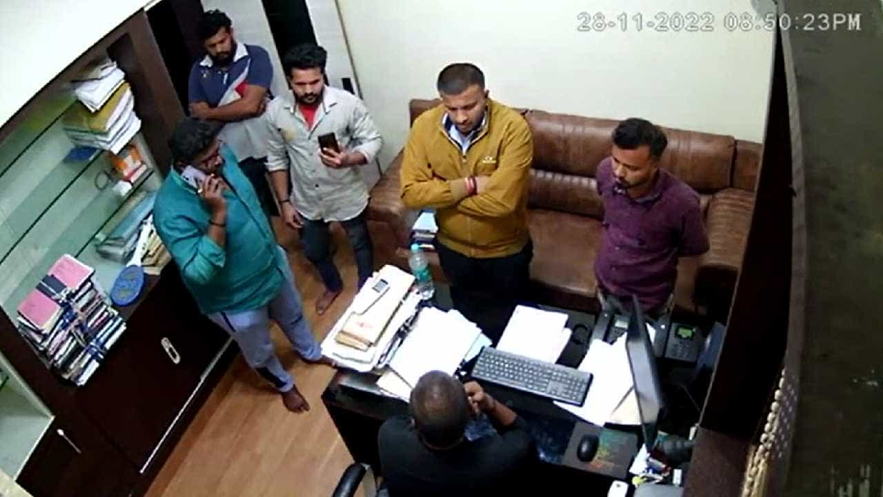 ಕೇಸ್ ನಡೆಸಲ್ಲಾ ಎಂದಿದ್ದಕ್ಕೆ ವಕೀಲನ ಮೇಲೆ ಹಲ್ಲೆ ಆರೋಪ: ಪ್ರಕರಣ ದಾಖಲು ಕೇಸ್ ನಡೆಸಲ್ಲಾ ಎಂದಿದ್ದಕ್ಕೆ ವಕೀಲನ ಮೇಲೆ ಹಲ್ಲೆ ಆರೋಪ: ಪ್ರಕರಣ ದಾಖಲು