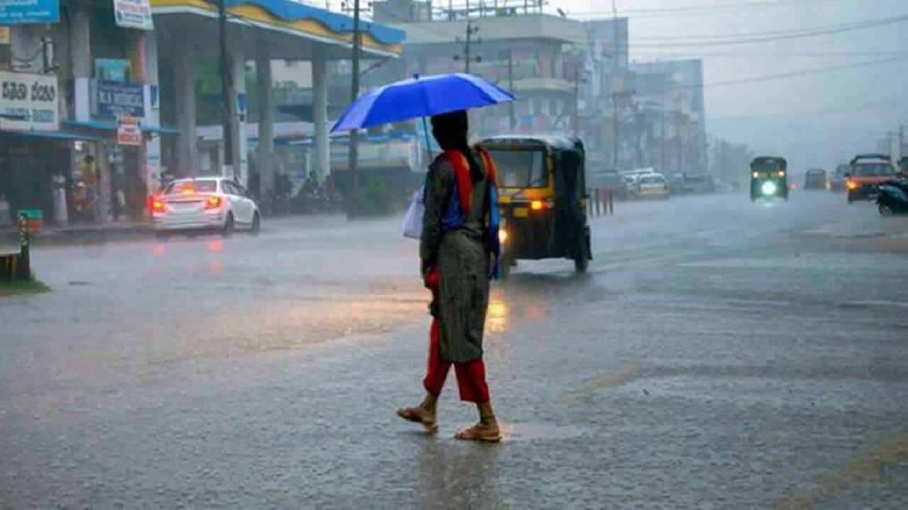 Cyclone Mandous: ಮಾಂಡೌಸ್ ಚಂಡಮಾರುತದ ಪರಿಣಾಮ; ಡಿ. 13ರವರೆಗೆ ಬೆಂಗಳೂರಿನಲ್ಲಿ ಭಾರೀ ಮಳೆ ಸಾಧ್ಯತೆ Cyclone Mandous: ಮಾಂಡೌಸ್ ಚಂಡಮಾರುತದ ಪರಿಣಾಮ; ಡಿ. 13ರವರೆಗೆ ಬೆಂಗಳೂರಿನಲ್ಲಿ ಭಾರೀ ಮಳೆ ಸಾಧ್ಯತೆ