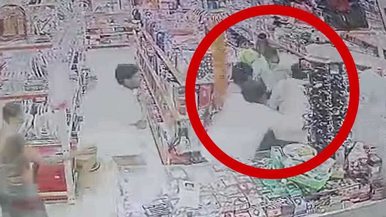ರಾಯಚೂರು: ಆಟಿಕೆ ಸಾಮಾನು ಹಿಂದಿರುಗಿಸುವ ವಿಚಾರದಲ್ಲಿ ಮಾರಾಮಾರಿ ರಾಯಚೂರು: ಆಟಿಕೆ ಸಾಮಾನು ಹಿಂದಿರುಗಿಸುವ ವಿಚಾರದಲ್ಲಿ ಮಾರಾಮಾರಿ