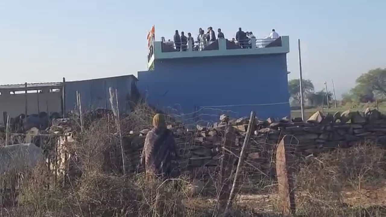 Rahul Gandhi: ಭಾರತ್ ಜೋಡೋ ಯಾತ್ರೆಯ ವಿಶ್ರಾಂತಿ ವೇಳೆ ಮನೆ ಮಾಲೀಕಳನ್ನೇ ಹೊರಗೆ ನಿಲ್ಲಿಸಿದ ರಾಹುಲ್ ಗಾಂಧಿ Rahul Gandhi: ಭಾರತ್ ಜೋಡೋ ಯಾತ್ರೆಯ ವಿಶ್ರಾಂತಿ ವೇಳೆ ಮನೆ ಮಾಲೀಕಳನ್ನೇ ಹೊರಗೆ ನಿಲ್ಲಿಸಿದ ರಾಹುಲ್ ಗಾಂಧಿ