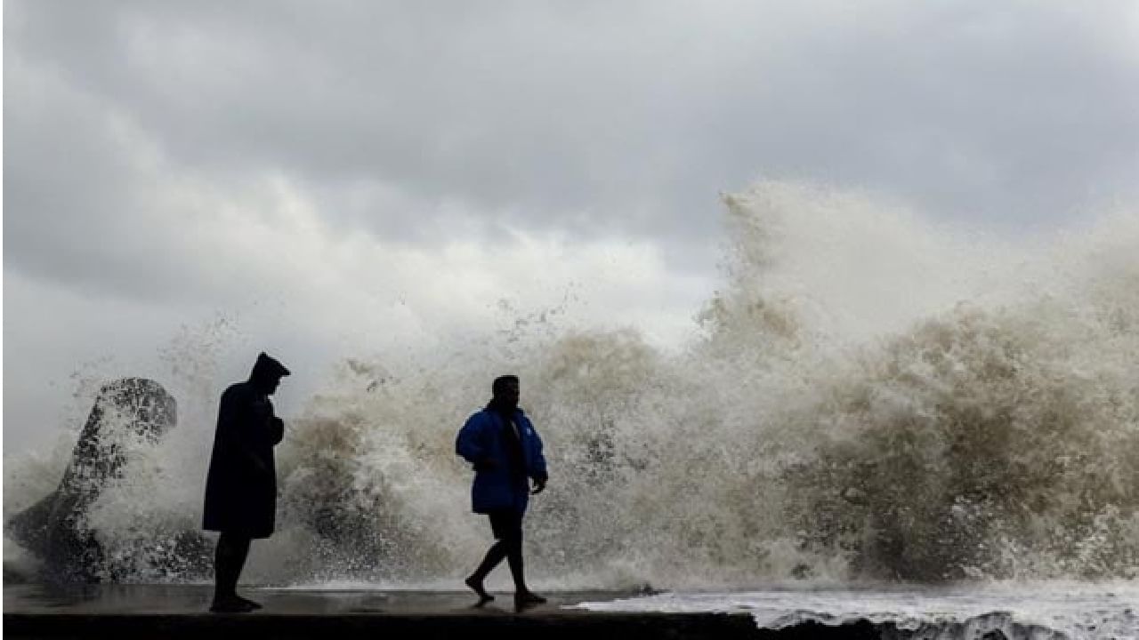 Cyclone Mandous: ಮಾಂಡೌಸ್ ಚಂಡಮಾರುತದ ಅಬ್ಬರ; ತಮಿಳುನಾಡಿನಲ್ಲಿ ಬಿರುಗಾಳಿ ಸಹಿತ ಮಳೆ, ಭೂಕುಸಿತ