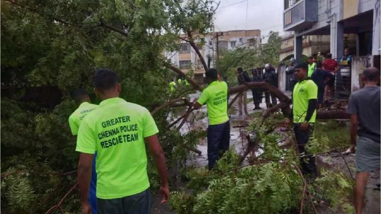 Cyclone Mandous: ಚಂಡಮಾರುತದ ಅಬ್ಬರಕ್ಕೆ ತಮಿಳುನಾಡು ತತ್ತರ; ಚೆನ್ನೈ, ಕಾಂಚೀಪುರಂನಲ್ಲಿ ಮಳೆಗೆ ನಾಲ್ವರು ಸಾವು Cyclone Mandous: ಚಂಡಮಾರುತದ ಅಬ್ಬರಕ್ಕೆ ತಮಿಳುನಾಡು ತತ್ತರ; ಚೆನ್ನೈ, ಕಾಂಚೀಪುರಂನಲ್ಲಿ ಮಳೆಗೆ ನಾಲ್ವರು ಸಾವು