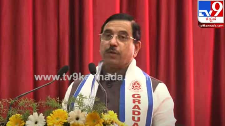 ಕರ್ನಾಟಕದಲ್ಲಿ ಕನ್ನಡದಲ್ಲೇ ಮಾತನಾಡಬೇಕು, ಕನ್ನಡದಲ್ಲೇ ವ್ಯವಹರಿಸಬೇಕು: ಕೇಂದ್ರ ಸಚಿವ ಪ್ರಲ್ಹಾದ್ ಜೋಶಿ ಕರ್ನಾಟಕದಲ್ಲಿ ಕನ್ನಡದಲ್ಲೇ ಮಾತನಾಡಬೇಕು, ಕನ್ನಡದಲ್ಲೇ ವ್ಯವಹರಿಸಬೇಕು: ಕೇಂದ್ರ ಸಚಿವ ಪ್ರಲ್ಹಾದ್ ಜೋಶಿ