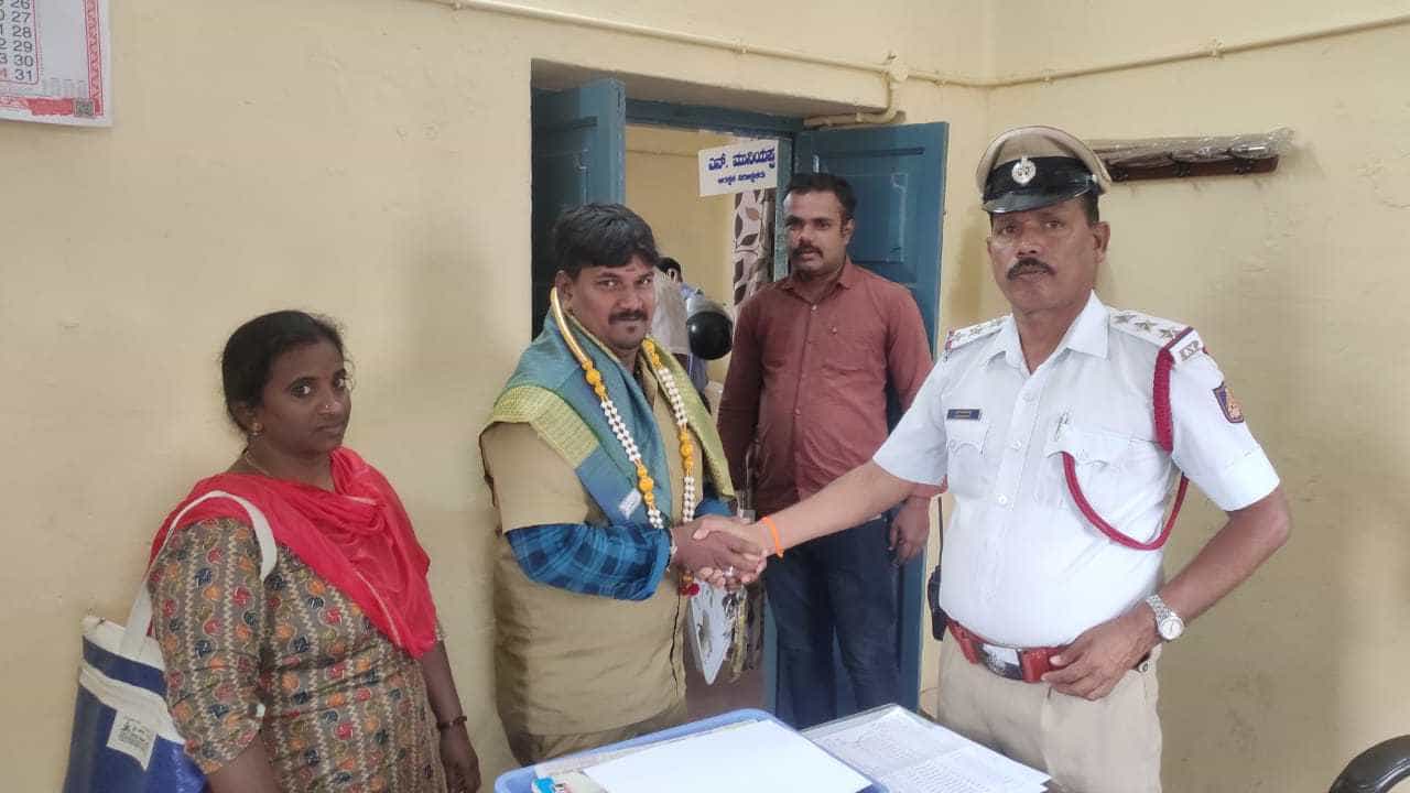 ಆಟೋದಲ್ಲಿ ಬಿಟ್ಟು ಹೋಗಿದ್ದ 1.5 ಲಕ್ಷ ಮೌಲ್ಯದ ಚಿನ್ನಾಭರಣ ಮಾಲೀಕರಿಗೆ ಹಿಂದಿರುಗಿಸಿದ ಮೈಸೂರಿನ ಆಟೋ ಡ್ರೈವರ್ ಆಟೋದಲ್ಲಿ ಬಿಟ್ಟು ಹೋಗಿದ್ದ 1.5 ಲಕ್ಷ ಮೌಲ್ಯದ ಚಿನ್ನಾಭರಣ ಮಾಲೀಕರಿಗೆ ಹಿಂದಿರುಗಿಸಿದ ಮೈಸೂರಿನ ಆಟೋ ಡ್ರೈವರ್