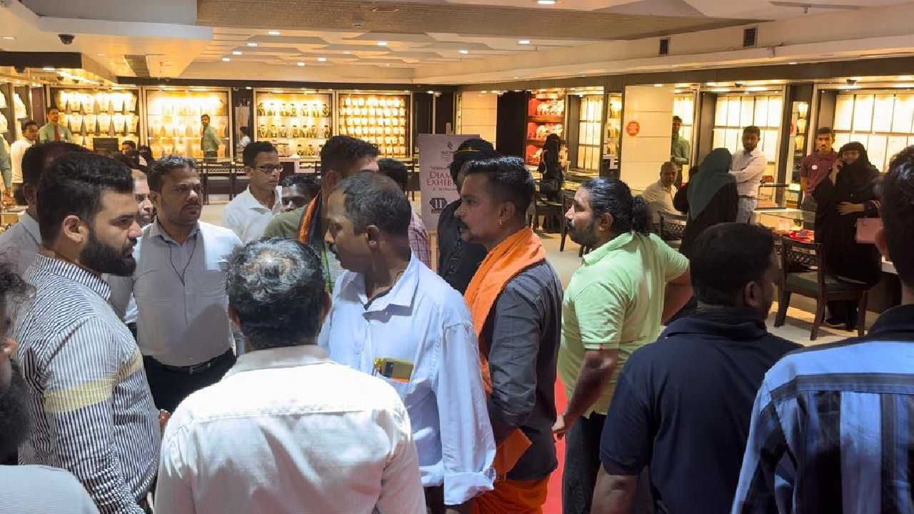 ಮಂಗಳೂರು: ಸುಲ್ತಾನ್ ಜ್ಯುವೆಲರಿ ಶಾಪ್ನಲ್ಲಿ ನೈತಿಕ ಪೊಲೀಸ್ಗಿರಿ ನಡೆಸಿದ ಬಜರಂಗದಳದ ನಾಲ್ವರು ಕಾರ್ಯಕರ್ತರ ಬಂಧನ ಮಂಗಳೂರು: ಸುಲ್ತಾನ್ ಜ್ಯುವೆಲರಿ ಶಾಪ್ನಲ್ಲಿ ನೈತಿಕ ಪೊಲೀಸ್ಗಿರಿ ನಡೆಸಿದ ಬಜರಂಗದಳದ ನಾಲ್ವರು ಕಾರ್ಯಕರ್ತರ ಬಂಧನ