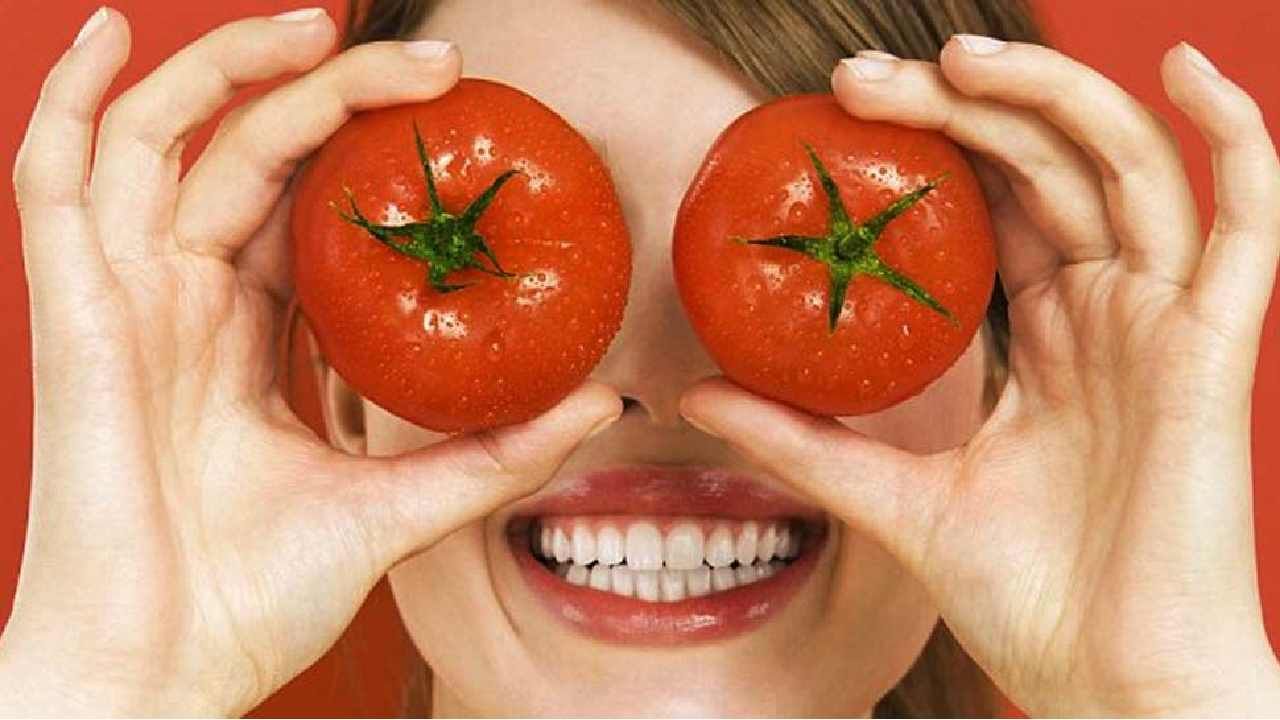 Tomato Benefits: ನಿತ್ಯ ಖಾಲಿ ಹೊಟ್ಟೆಯಲ್ಲಿ ಟೊಮೆಟೋ ತಿನ್ನಿ, ಈ ಅದ್ಭುತ ಆರೋಗ್ಯ ಪ್ರಯೋಜನಗಳ ಪಡೆಯಿರಿ Tomato Benefits: ನಿತ್ಯ ಖಾಲಿ ಹೊಟ್ಟೆಯಲ್ಲಿ ಟೊಮೆಟೋ ತಿನ್ನಿ, ಈ ಅದ್ಭುತ ಆರೋಗ್ಯ ಪ್ರಯೋಜನಗಳ ಪಡೆಯಿರಿ