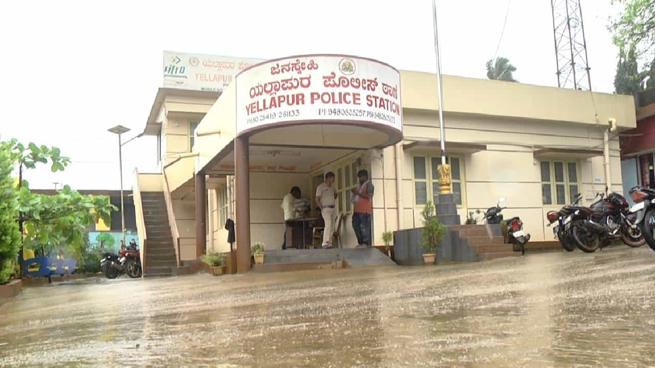 ಯಲ್ಲಾಪುರ: ದೇವಸ್ಥಾನಗಳ ಹುಂಡಿಗೆ ಕನ್ನ ಹಾಕುತ್ತಿದ್ದ ಸರ್ಕಾರಿ ಶಿಕ್ಷಕರು ಅರೆಸ್ಟ್ ಯಲ್ಲಾಪುರ: ದೇವಸ್ಥಾನಗಳ ಹುಂಡಿಗೆ ಕನ್ನ ಹಾಕುತ್ತಿದ್ದ ಸರ್ಕಾರಿ ಶಿಕ್ಷಕರು ಅರೆಸ್ಟ್