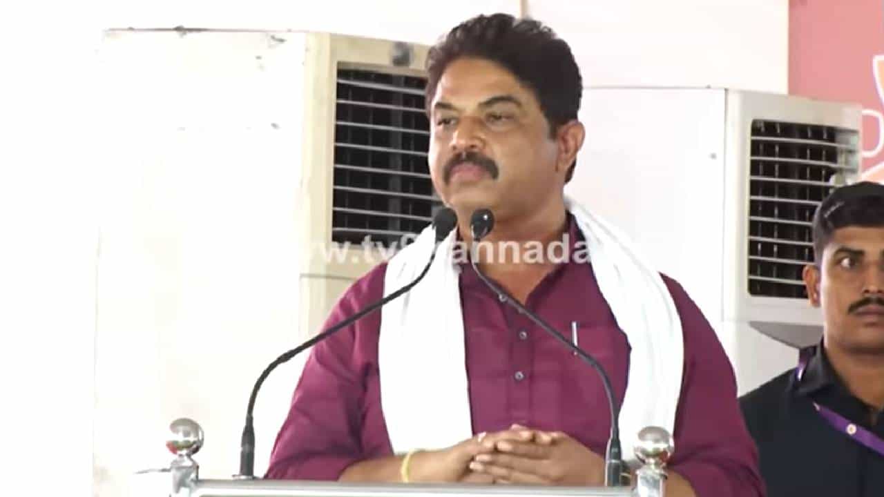 Chamarajanagar: ಯಾರ ಆಡಳಿತದಲ್ಲಿ ಇರದಷ್ಟು ಹಣ ನಮ್ಮ ಸರ್ಕಾರದ ಬೊಕ್ಕಸದಲ್ಲಿದೆ ; ಸಚಿವ ಆರ್. ಅಶೋಕ್ Chamarajanagar: ಯಾರ ಆಡಳಿತದಲ್ಲಿ ಇರದಷ್ಟು ಹಣ ನಮ್ಮ ಸರ್ಕಾರದ ಬೊಕ್ಕಸದಲ್ಲಿದೆ ; ಸಚಿವ ಆರ್. ಅಶೋಕ್