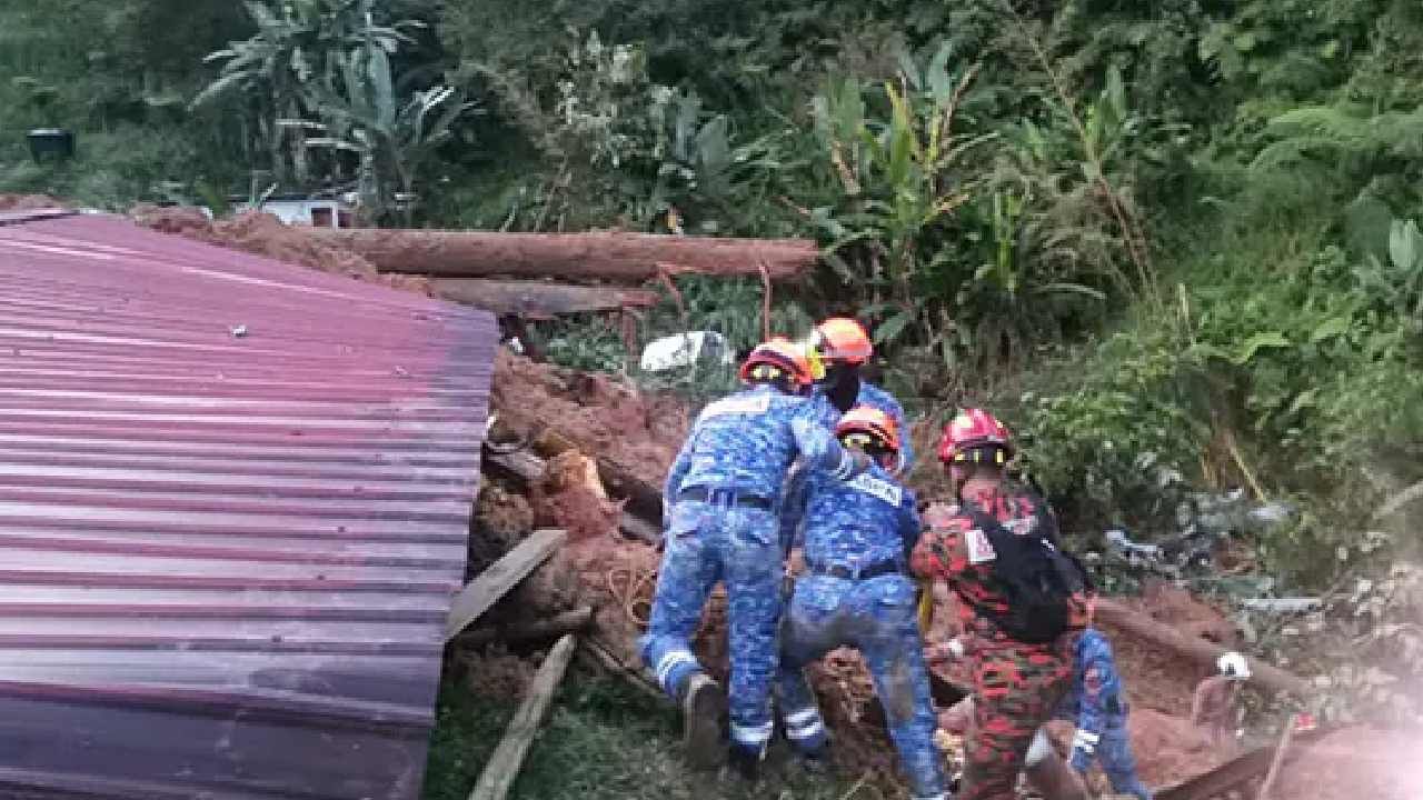 Malaysia Landslide: ಮಲೇಷ್ಯಾದಲ್ಲಿ ಭೂಕುಸಿತಕ್ಕೆ 8 ಮಂದಿ ಬಲಿ, 50ಕ್ಕೂ ಹೆಚ್ಚು ಮಂದಿ ಸಿಲುಕಿರುವ ಶಂಕೆ Malaysia Landslide: ಮಲೇಷ್ಯಾದಲ್ಲಿ ಭೂಕುಸಿತಕ್ಕೆ 8 ಮಂದಿ ಬಲಿ, 50ಕ್ಕೂ ಹೆಚ್ಚು ಮಂದಿ ಸಿಲುಕಿರುವ ಶಂಕೆ