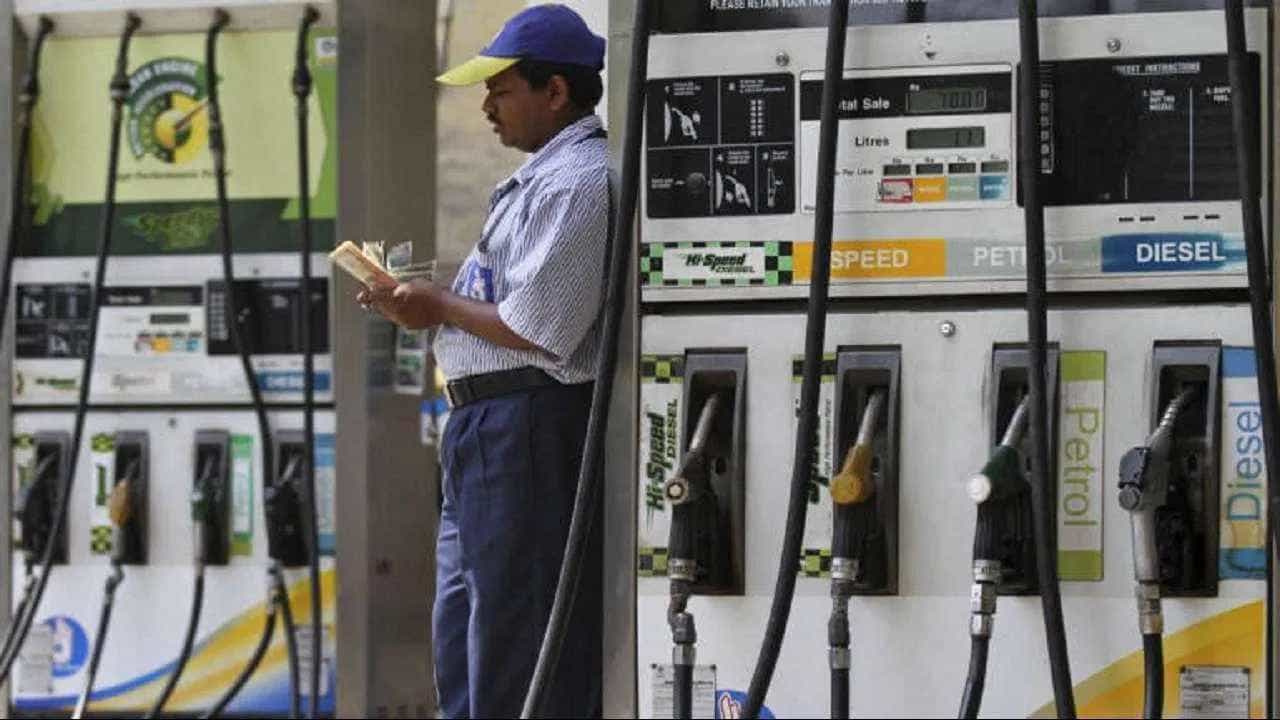 Petrol Price On December 17: ಬೆಂಗಳೂರು, ದೆಹಲಿ, ಚೆನ್ನೈ ಸೇರಿದಂತೆ ಭಾರತದ ಪ್ರಮುಖ ನಗರಗಳಲ್ಲಿ ಪೆಟ್ರೋಲ್, ಡೀಸೆಲ್ ದರ ಹೀಗಿದೆ Petrol Price On December 17: ಬೆಂಗಳೂರು, ದೆಹಲಿ, ಚೆನ್ನೈ ಸೇರಿದಂತೆ ಭಾರತದ ಪ್ರಮುಖ ನಗರಗಳಲ್ಲಿ ಪೆಟ್ರೋಲ್, ಡೀಸೆಲ್ ದರ ಹೀಗಿದೆ