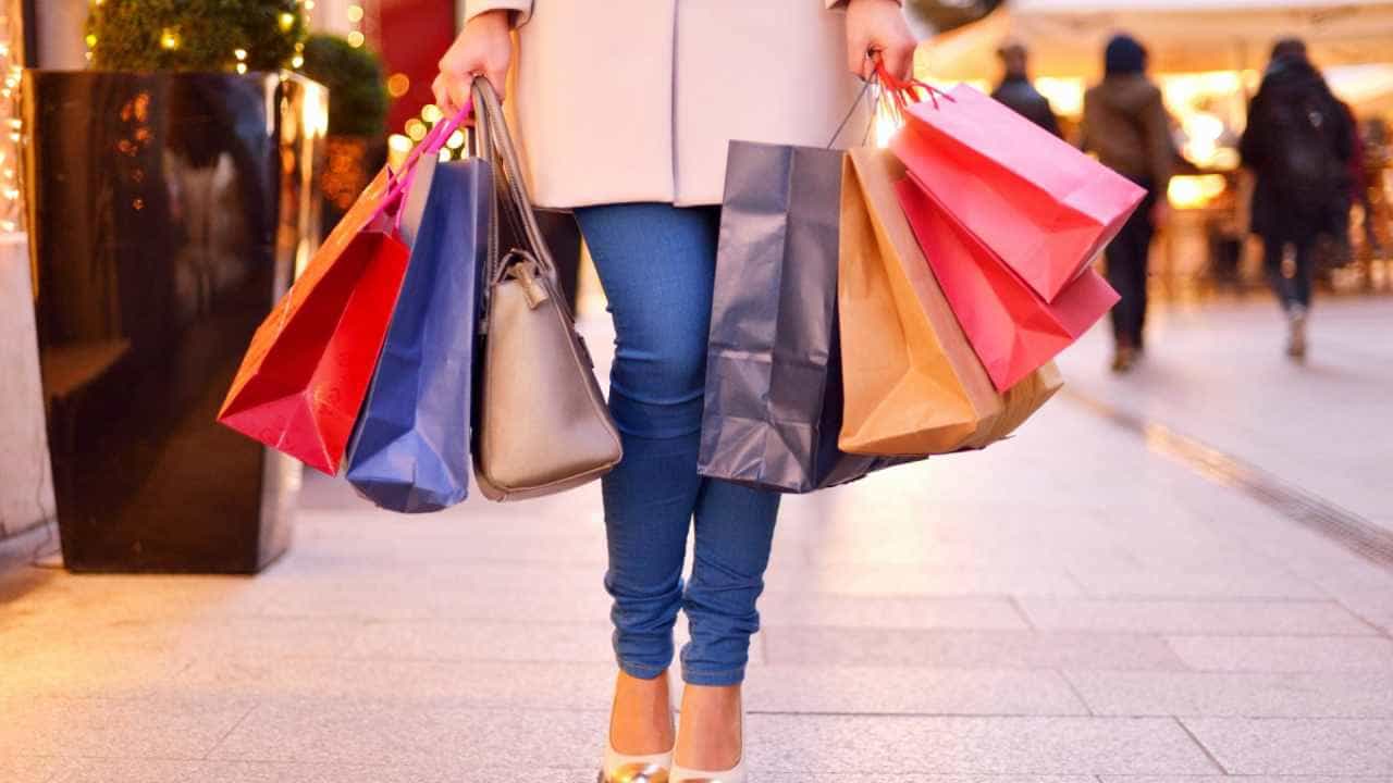 Shopping: ಶಾಪಿಂಗೂ ಮಾಡ್ಬೇಕು ಆದ್ರೆ ಹೆಚ್ಚು ಹಣ ಖರ್ಚಾಗ್ಬಾರ್ದು ಅನ್ನೋರಿಗೆ ಇಲ್ಲಿವೆ ಕೆಲವು ಸಲಹೆಗಳು Shopping: ಶಾಪಿಂಗೂ ಮಾಡ್ಬೇಕು ಆದ್ರೆ ಹೆಚ್ಚು ಹಣ ಖರ್ಚಾಗ್ಬಾರ್ದು ಅನ್ನೋರಿಗೆ ಇಲ್ಲಿವೆ ಕೆಲವು ಸಲಹೆಗಳು