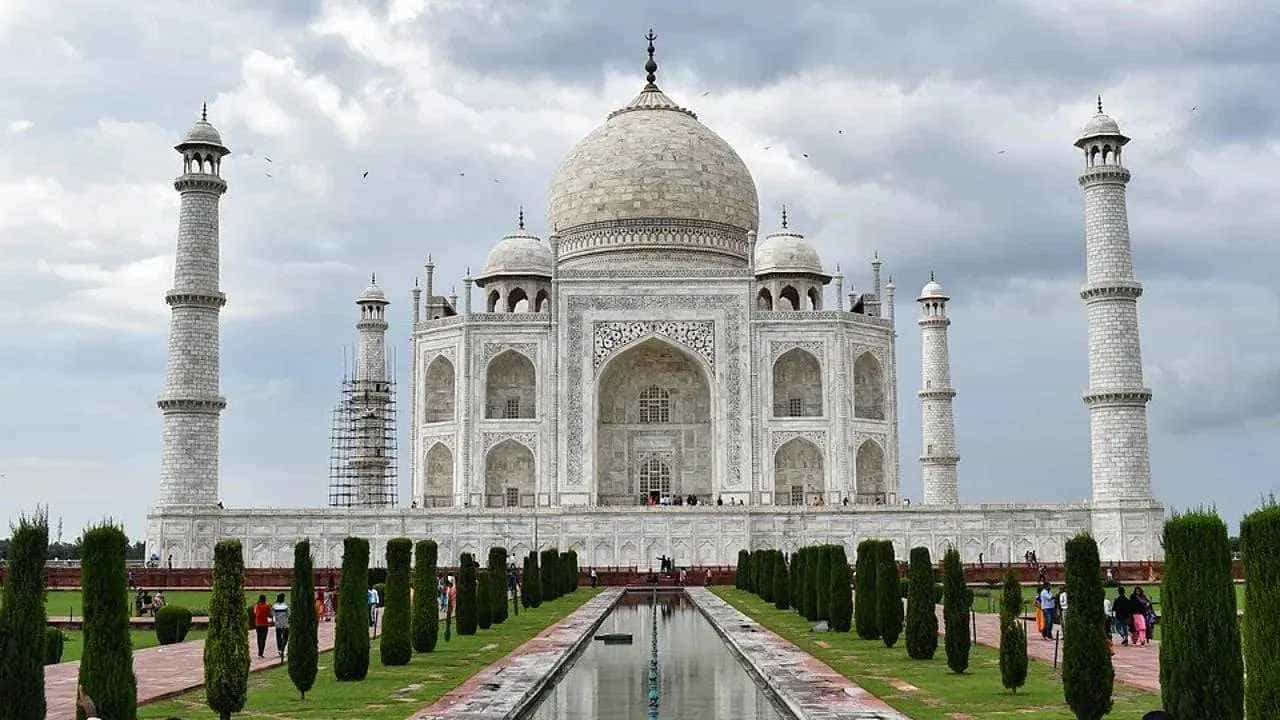 Taj Mahal: ಪ್ರೀತಿಯ ಪ್ರತೀಕವಾದ ತಾಜ್ಮಹಲ್ಗೂ ತಟ್ಟಿದ ಕೋಟಿ ಕೋಟಿ ತೆರಿಗೆ ಬಿಸಿ Taj Mahal: ಪ್ರೀತಿಯ ಪ್ರತೀಕವಾದ ತಾಜ್ಮಹಲ್ಗೂ ತಟ್ಟಿದ ಕೋಟಿ ಕೋಟಿ ತೆರಿಗೆ ಬಿಸಿ