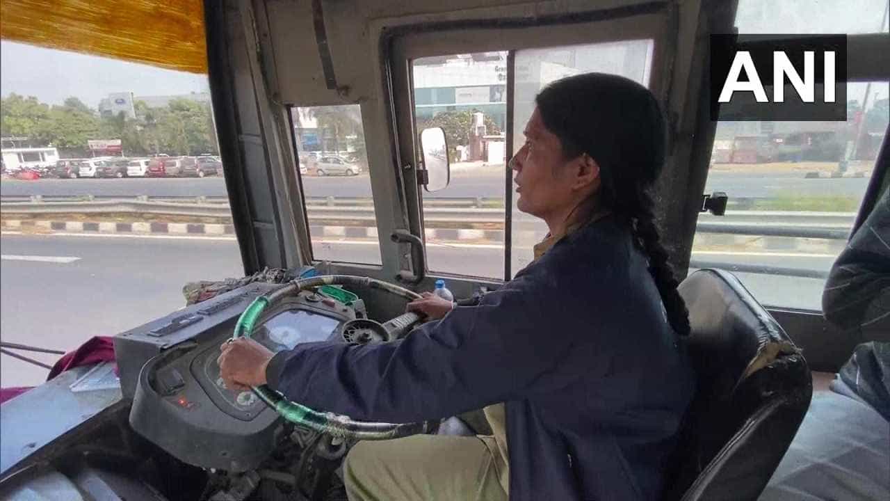 Priyanka Sharma: ಉತ್ತರ ಪ್ರದೇಶದ ಸರ್ಕಾರಿ ಬಸ್ನ ಮೊದಲ ಮಹಿಳಾ ಚಾಲಕಿ ಎಂಬ ಹೆಗ್ಗಳಿಕೆಗೆ ಪಾತ್ರರಾದ ಪ್ರಿಯಾಂಕಾ ಶರ್ಮಾ Priyanka Sharma: ಉತ್ತರ ಪ್ರದೇಶದ ಸರ್ಕಾರಿ ಬಸ್ನ ಮೊದಲ ಮಹಿಳಾ ಚಾಲಕಿ ಎಂಬ ಹೆಗ್ಗಳಿಕೆಗೆ ಪಾತ್ರರಾದ ಪ್ರಿಯಾಂಕಾ ಶರ್ಮಾ