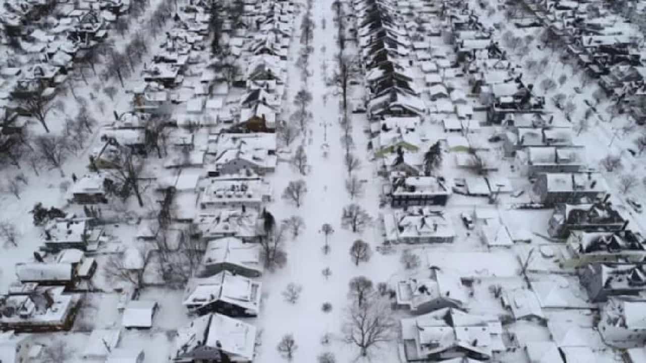 US Winter Storm: ಅಮೆರಿಕದಲ್ಲಿ ಶತಮಾನದಲ್ಲೇ ಭೀಕರ ಹಿಮಪಾತ; 60 ಜನ ಸಾವು, ಹಲವು ವಿಮಾನಗಳ ಸಂಚಾರ ಸ್ಥಗಿತ US Winter Storm: ಅಮೆರಿಕದಲ್ಲಿ ಶತಮಾನದಲ್ಲೇ ಭೀಕರ ಹಿಮಪಾತ; 60 ಜನ ಸಾವು, ಹಲವು ವಿಮಾನಗಳ ಸಂಚಾರ ಸ್ಥಗಿತ