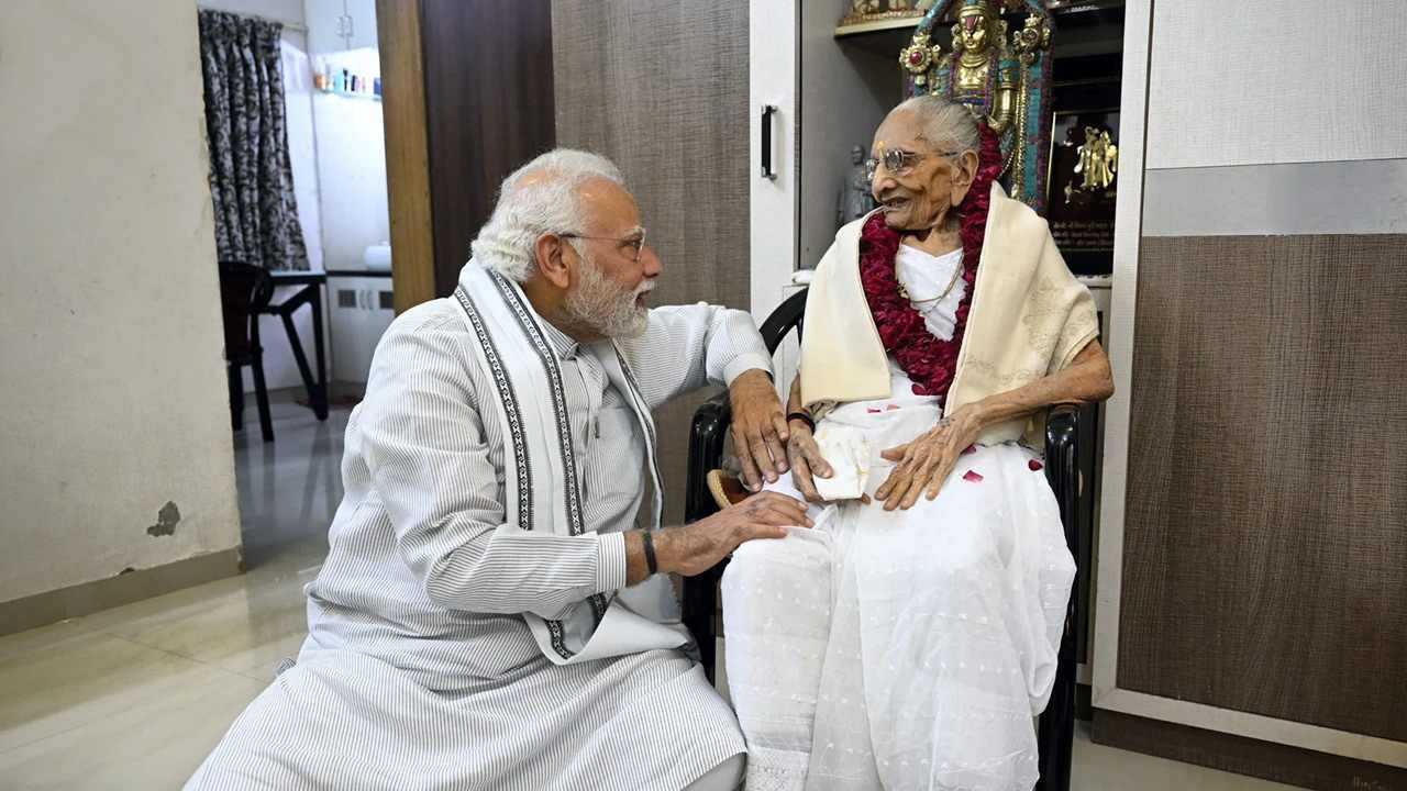 Condolences on Heeraben Modi: ಹೀರಾಬೆನ್ ಮೋದಿ ನಿಧನಕ್ಕೆ ಅಮಿತ್​ ಶಾ, ಸಿಎಂ ಬಸವರಾಜ ಬೊಮ್ಮಾಯಿ ಸೇರಿದಂತೆ ಹಲವು ಗಣ್ಯರ ಸಂತಾಪ