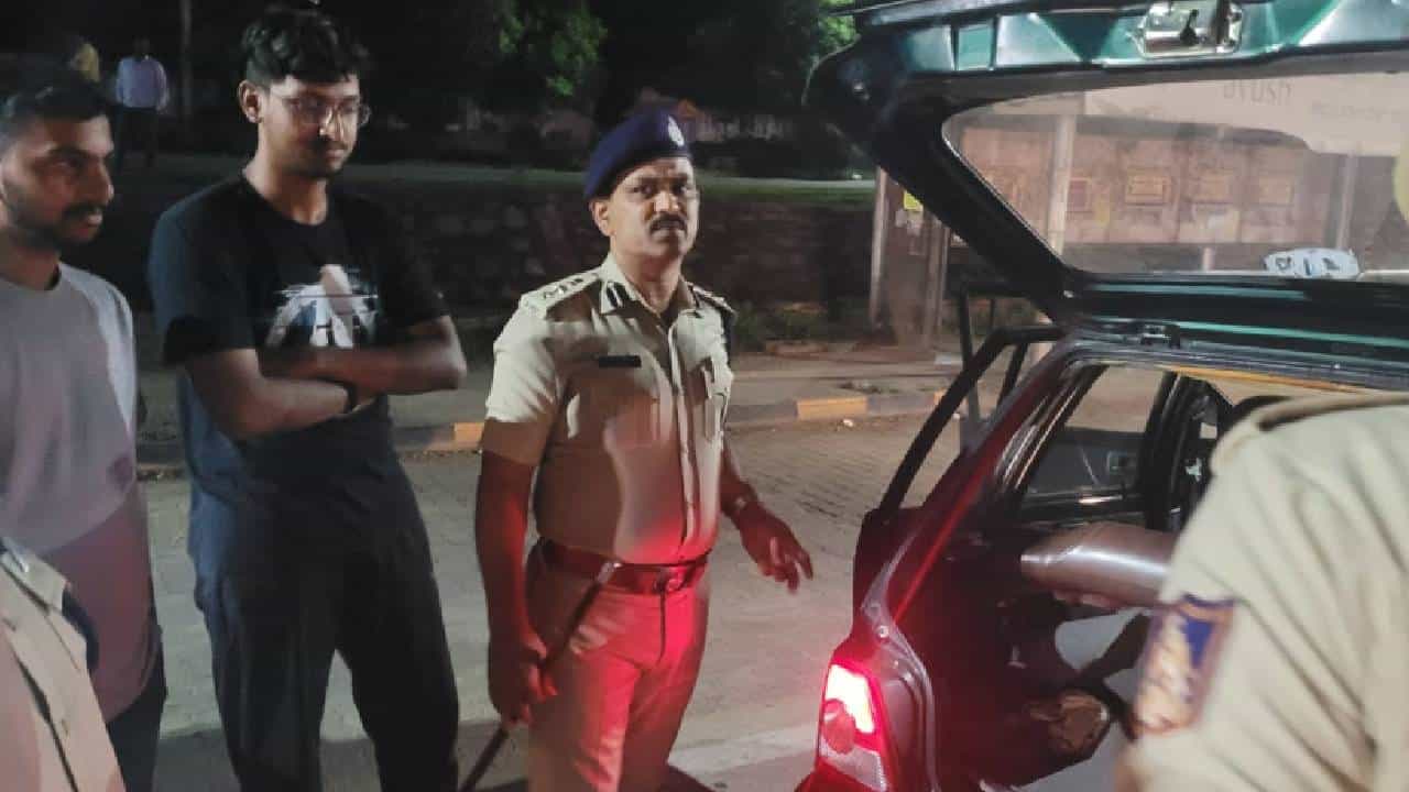 ಮೈಸೂರು ನಗರದಲ್ಲಿ ಸಂಚಾರ ನಿಯಮ ಉಲ್ಲಂಘನೆ ಪ್ರಕರಣ; ಒಂದೇ ದಿನ ಬರೊಬ್ಬರಿ 3.43 ಲಕ್ಷ ರೂ. ದಂಡ ಸಂಗ್ರಹ ಮೈಸೂರು ನಗರದಲ್ಲಿ ಸಂಚಾರ ನಿಯಮ ಉಲ್ಲಂಘನೆ ಪ್ರಕರಣ; ಒಂದೇ ದಿನ ಬರೊಬ್ಬರಿ 3.43 ಲಕ್ಷ ರೂ. ದಂಡ ಸಂಗ್ರಹ