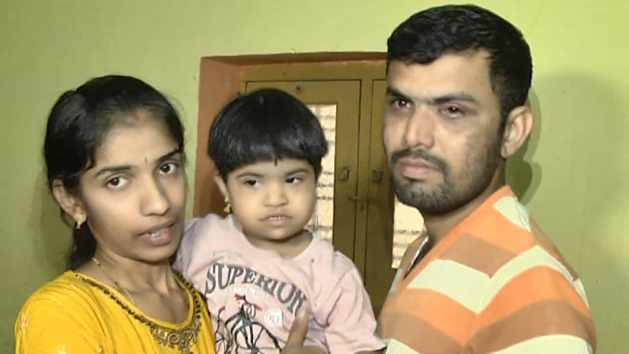 ಮಂಡ್ಯ: ಸ್ಕ್ಯಾನಿಂಗ್ ಸೆಂಟರ್ ಮಹಾ ಎಡವಟ್ಟು; ಮಗಳ ಸ್ಥಿತಿ ನೋಡಿ ಕಣ್ಣೀರು ಹಾಕುತ್ತಿರುವ ಪೋಷಕರು ಮಂಡ್ಯ: ಸ್ಕ್ಯಾನಿಂಗ್ ಸೆಂಟರ್ ಮಹಾ ಎಡವಟ್ಟು; ಮಗಳ ಸ್ಥಿತಿ ನೋಡಿ ಕಣ್ಣೀರು ಹಾಕುತ್ತಿರುವ ಪೋಷಕರು