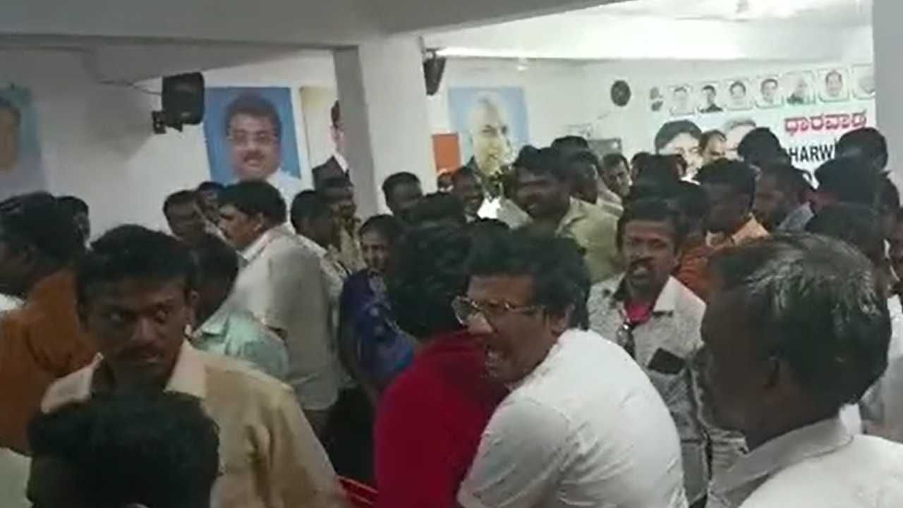 Hubballi News: ಹುಬ್ಬಳ್ಳಿ ಸೆಂಟ್ರಲ್ ಕ್ಷೇತ್ರದ ಟಿಕೆಟ್ಗಾಗಿ ಕಾಂಗ್ರೆಸ್ ಕಚೇರಿಯಲ್ಲಿ ಕಿತ್ತಾಟ, ಜಯಘೋಷ Hubballi News: ಹುಬ್ಬಳ್ಳಿ ಸೆಂಟ್ರಲ್ ಕ್ಷೇತ್ರದ ಟಿಕೆಟ್ಗಾಗಿ ಕಾಂಗ್ರೆಸ್ ಕಚೇರಿಯಲ್ಲಿ ಕಿತ್ತಾಟ, ಜಯಘೋಷ