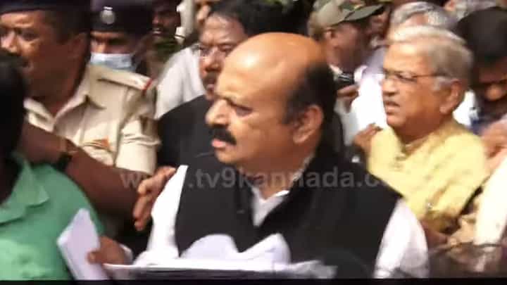 ಬೆಂಗಳೂರು: ಸಿಎಂ ಮುಂದೆಯೇ ಒಳಮೀಸಲಾತಿಗಾಗಿ ಆಗ್ರಹಿಸಿ ದಲಿತ ಸಂಘಟನೆಗಳಿಂದ ಪ್ರತಿಭಟನೆ ಬೆಂಗಳೂರು: ಸಿಎಂ ಮುಂದೆಯೇ ಒಳಮೀಸಲಾತಿಗಾಗಿ ಆಗ್ರಹಿಸಿ ದಲಿತ ಸಂಘಟನೆಗಳಿಂದ ಪ್ರತಿಭಟನೆ