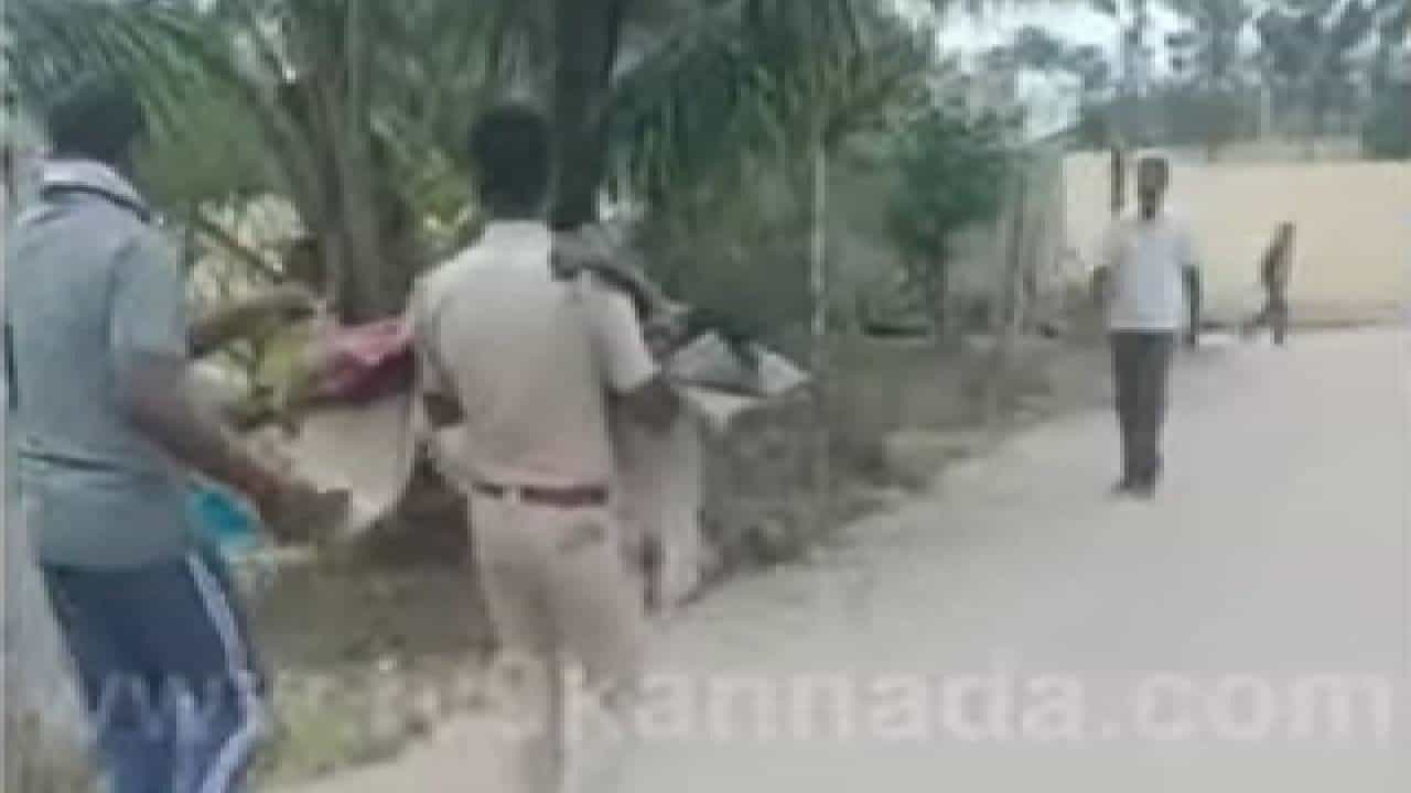 Kolar: ಸುಟ್ಟಗಾಯಗಳಿಂದ ನರಳಾಡುತ್ತಿದ್ದ ಮಗುವನ್ನು ಆಸ್ಪತ್ರೆಗೆ ದಾಖಲಿಸಿದ PSI ವಿಡಿಯೋ ವೈರಲ್ Kolar: ಸುಟ್ಟಗಾಯಗಳಿಂದ ನರಳಾಡುತ್ತಿದ್ದ ಮಗುವನ್ನು ಆಸ್ಪತ್ರೆಗೆ ದಾಖಲಿಸಿದ PSI ವಿಡಿಯೋ ವೈರಲ್