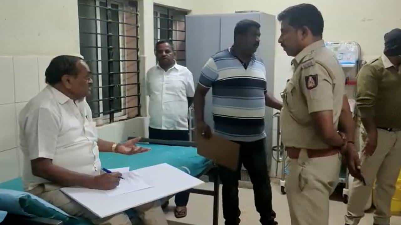 ಹಾಸನ ಕಾಂಗ್ರೆಸ್ನಲ್ಲಿ ಭುಗಿಲೆದ್ದ ಭಿನ್ನಮತ: ಟಿಕೆಟ್ಗಾಗಿ ಮಾರಾಮಾರಿ, ಪೊಲೀಸ್ ಮೆಟ್ಟಿಲೇರಿದ ಕೈ ನಾಯಕರ ಜಗಳ ಹಾಸನ ಕಾಂಗ್ರೆಸ್ನಲ್ಲಿ ಭುಗಿಲೆದ್ದ ಭಿನ್ನಮತ: ಟಿಕೆಟ್ಗಾಗಿ ಮಾರಾಮಾರಿ, ಪೊಲೀಸ್ ಮೆಟ್ಟಿಲೇರಿದ ಕೈ ನಾಯಕರ ಜಗಳ