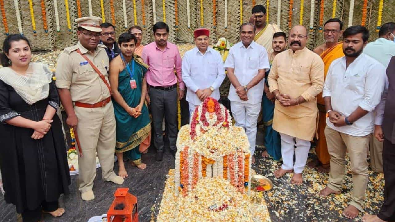 ಗಂಗಾವತಿ: ಅಂಜನಾದ್ರಿ ಬೆಟ್ಟಕ್ಕೆ ರಾಜ್ಯಪಾಲ ಥಾವರ್ ಚಂದ್ ಗೆಹ್ಲೋಟ್ ಭೇಟಿ; ಬೀಗಿ ಪೊಲೀಸ್ ಬಂದೋಬಸ್ತ್ ಗಂಗಾವತಿ: ಅಂಜನಾದ್ರಿ ಬೆಟ್ಟಕ್ಕೆ ರಾಜ್ಯಪಾಲ ಥಾವರ್ ಚಂದ್ ಗೆಹ್ಲೋಟ್ ಭೇಟಿ; ಬೀಗಿ ಪೊಲೀಸ್ ಬಂದೋಬಸ್ತ್