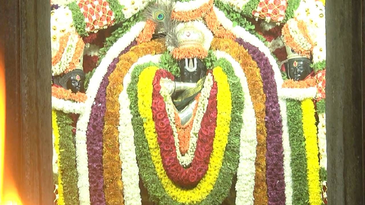 ಇನ್ನು ರಾಜ ಮಹಾರಾಜರು ಪಟ್ಟಣದ ವೇಣುಗೋಪಾಲ ಸ್ವಾಮಿ ದೇವಸ್ಥಾನವನ್ನ ಕಟ್ಟಿಸಿದ್ದು ಆ ಕಾಲದಿಂದಲೂ ರತ್ನ ಖಚಿತ ವಜ್ರಾಭರಣಗಳನ್ನ ದೇವಸ್ಥಾನಕ್ಕೆ ದಾನವಾಗಿ ನೀಡಿದ್ದಾರೆ. ಹೀಗಾಗಿ ಭದ್ರತೆಯ ದೃಷ್ಟಿಯಿಂದ ಬೆಲೆ ಕಟ್ಟಲಾಗದ ವಜ್ರ ಖಚಿತ ವಜ್ರಾಭರಣಗಳನ್ನ ಸರ್ಕಾರದ ಖಜಾನೆಯಲ್ಲಿಟ್ಟಿದ್ದು ಇಂದು ಬಿಗಿ ಪೊಲೀಸ್ ಭದ್ರತೆ ಮೂಲಕ ರತ್ನ ಖಚಿತ ವಜ್ರಾಭರಣಗಳನ್ನ ತಂದು ವೇಣುಗೋಪಾಲಸ್ವಾಮಿಗೆ ಹಾಕಿ ಮೆರವಣಿಗೆ ಮಾಡಿದ್ರು.