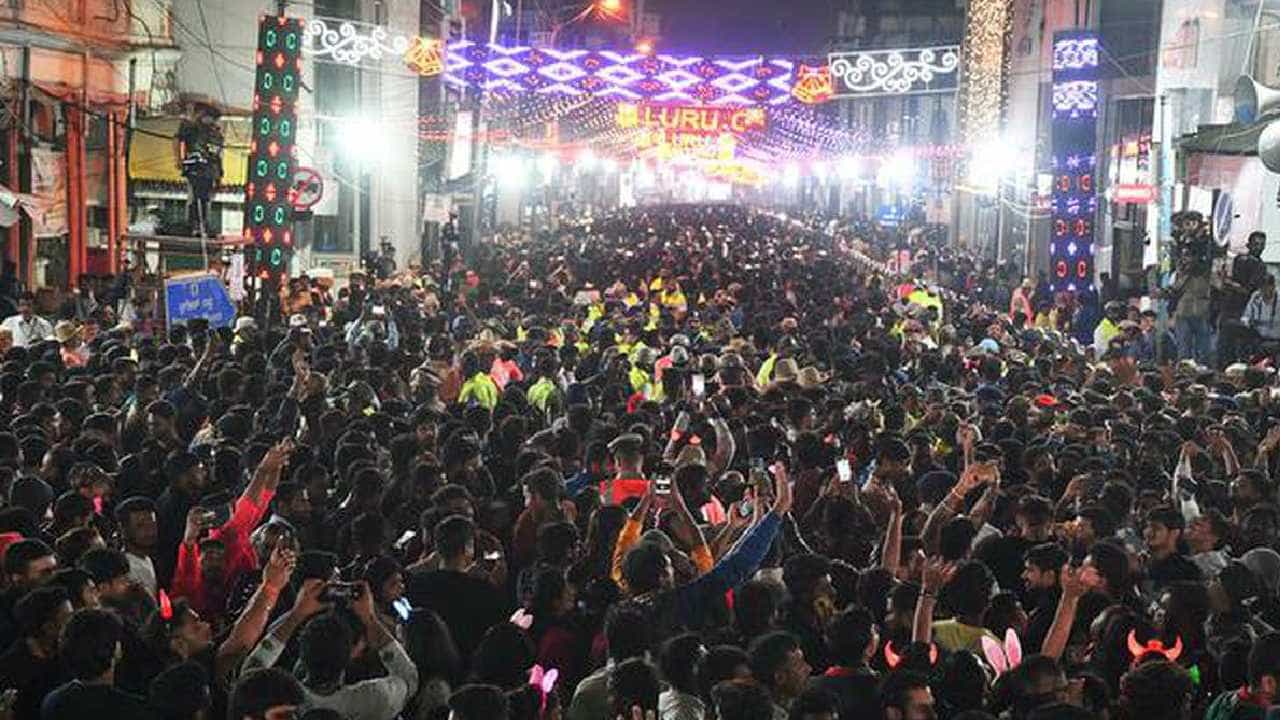 Bengaluru New Year Guidelines: ಹೊಸ ವರ್ಷದ ಸಂಭ್ರಮಕ್ಕೆ ರಾಜಧಾನಿ ಬೆಂಗಳೂರು ಸಿದ್ಧ, ಸಂಚಾರ ಮಾರ್ಗದಲ್ಲಿ ಬದಲಾವಣೆ, ಬಿಗಿ ಪೊಲೀಸ್ ಭದ್ರತೆ Bengaluru New Year Guidelines: ಹೊಸ ವರ್ಷದ ಸಂಭ್ರಮಕ್ಕೆ ರಾಜಧಾನಿ ಬೆಂಗಳೂರು ಸಿದ್ಧ, ಸಂಚಾರ ಮಾರ್ಗದಲ್ಲಿ ಬದಲಾವಣೆ, ಬಿಗಿ ಪೊಲೀಸ್ ಭದ್ರತೆ