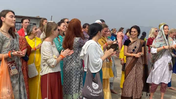 ಗಂಗಾವತಿ: ಹನುಮನ ಜನ್ಮಸ್ಥಳ ಅಂಜನಾದ್ರಿ ಬೆಟ್ಟದಲ್ಲಿ ವಿದೇಶಿ ಪ್ರಜೆಗಳಿಂದ ರಾಮ ಜಪ ಗಂಗಾವತಿ: ಹನುಮನ ಜನ್ಮಸ್ಥಳ ಅಂಜನಾದ್ರಿ ಬೆಟ್ಟದಲ್ಲಿ ವಿದೇಶಿ ಪ್ರಜೆಗಳಿಂದ ರಾಮ ಜಪ