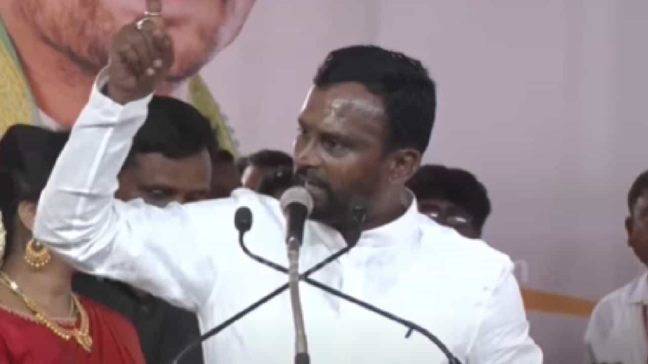 ಸಿದ್ದರಾಮಯ್ಯ ಹೇಳಿದ್ದನ್ನು ನಾನು ಚಾಚೂ ತಪ್ಪದೇ ಪಾಲಿಸುವೆ: ಮಾಜಿ ಶಾಸಕ ವಿಜಯಾನಂದ ಕಾಶಪ್ಪನವರ್ ಸಿದ್ದರಾಮಯ್ಯ ಹೇಳಿದ್ದನ್ನು ನಾನು ಚಾಚೂ ತಪ್ಪದೇ ಪಾಲಿಸುವೆ: ಮಾಜಿ ಶಾಸಕ ವಿಜಯಾನಂದ ಕಾಶಪ್ಪನವರ್