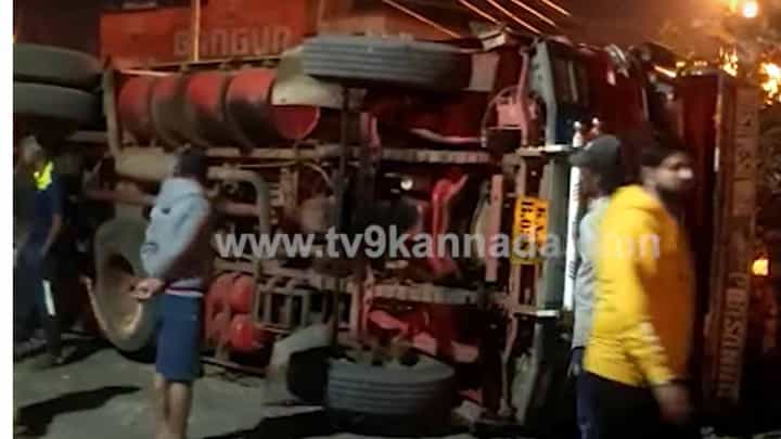 ಬಾಗಲಕೋಟೆ: ಜಮಖಂಡಿ ಬೈಪಾಸ್ ಬಳಿ ಸಕ್ಕರೆಮೂಟೆ ಹೊತ್ತ ಟ್ರಕ್ ಉರುಳಿಬಿದ್ದು ಚಾಲಕನಿಗೆ ಗಾಯ ಬಾಗಲಕೋಟೆ: ಜಮಖಂಡಿ ಬೈಪಾಸ್ ಬಳಿ ಸಕ್ಕರೆಮೂಟೆ ಹೊತ್ತ ಟ್ರಕ್ ಉರುಳಿಬಿದ್ದು ಚಾಲಕನಿಗೆ ಗಾಯ