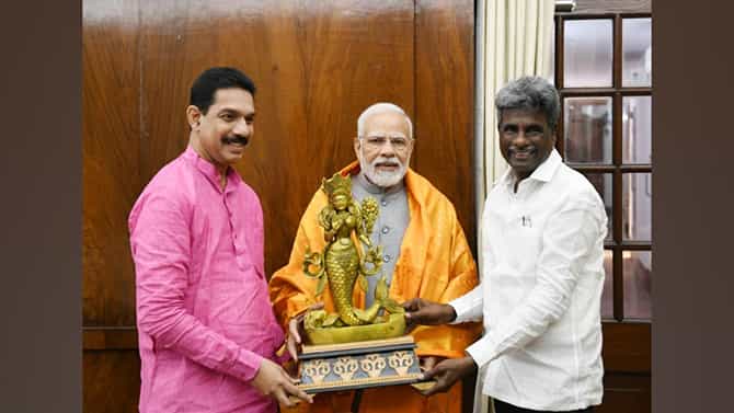 ಮೋದಿ ಭೇಟಿಯಾಗಿ ಮೀನುಗಾರ ಮತ್ಸ್ಯ ದೇವತೆಯ ಸ್ಮರಣಿಕೆ ನೀಡಿದ ಕೋಟ ಶ್ರೀನಿವಾಸ ಪೂಜಾರಿ, ಕಟೀಲ್​